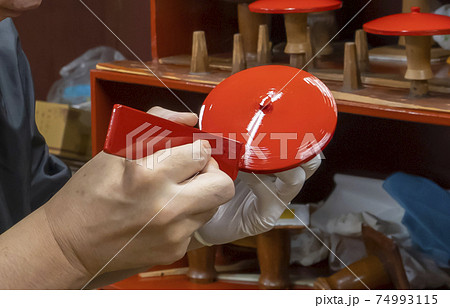 【石川県】伝統工芸の輪島塗 漆の上塗り作業 74993115