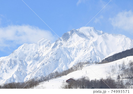 雪に包まれた白馬村の白い風景北アルプス 雪に包まれた白馬村の白い風景北アルプス 74993571