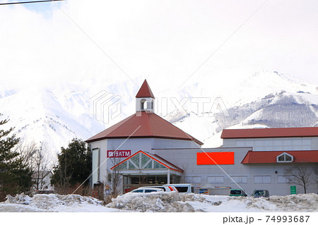 雪に包まれた白馬村の白い風景北アルプス 雪に包まれた白馬村の白い風景北アルプス 74993687