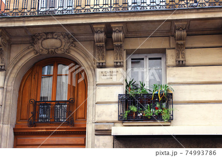 パリの住居バルコニー風景  74993786