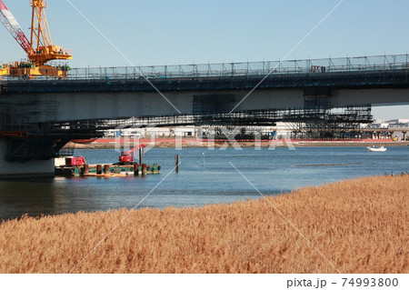 晴れた日に六郷川河口で橋の新設工事現場を見た 74993800