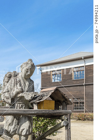 【勉強イメージ】二宮金次郎の石像と木造の校舎 【勉強イメージ】二宮金次郎の石像と木造の校舎 74994211