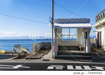 海沿いの画になるバス停 74994402
