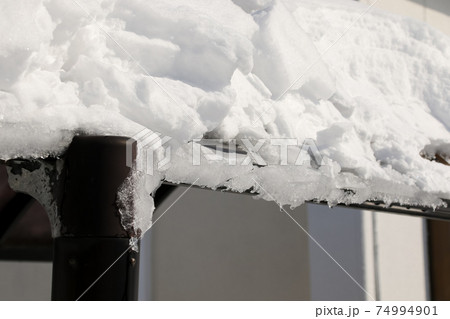 車庫 カーポート 雪 降雪 積雪 冬 北海道 雪景色 ガレージ 屋外の写真素材