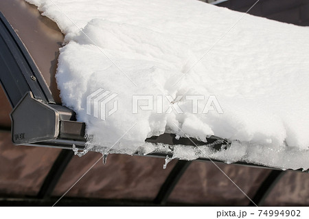 車庫 カーポート 雪 降雪 積雪 冬 北海道 雪景色 ガレージ 屋外の写真素材