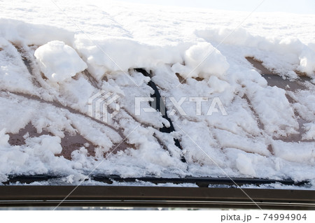 車庫 カーポート 雪 降雪 積雪 冬 北海道 雪景色 ガレージ 屋外の写真素材