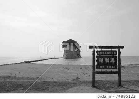 石川県能登軍艦島波打ち際 石川県能登軍艦島波打ち際 74995122