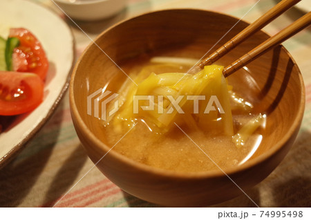 黄にらの味噌汁 黄にらの味噌汁 74995498