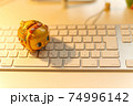 キーボードと豚の貯金箱 74996142