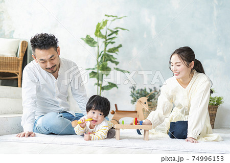 木のおもちゃで遊ぶ11ヶ月の赤ちゃん 木のおもちゃで遊ぶ11ヶ月の赤ちゃん 74996153