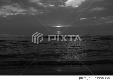 美しい遠浅の誰もいない青い静かな海 74996356