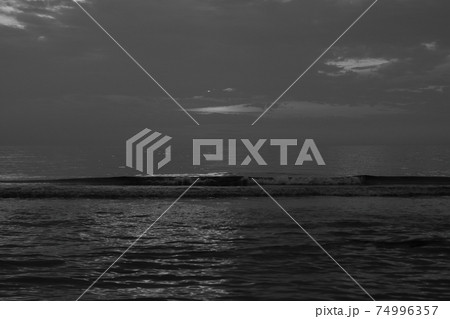 美しい遠浅の誰もいない青い静かな海 美しい遠浅の誰もいない青い静かな海 74996357