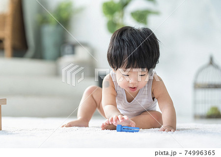 木のおもちゃで遊ぶ0歳の赤ちゃん 74996365