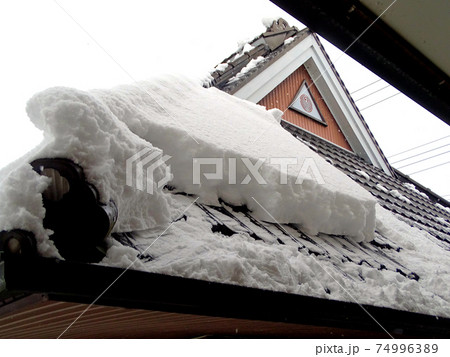 古民家(農家住宅)トタン屋根からの落雪 古民家(農家住宅)トタン屋根からの落雪 74996389