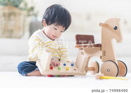 木のおもちゃで遊ぶ0歳の赤ちゃん 74996490