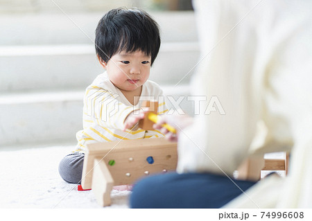 木のおもちゃで遊ぶ母子 木のおもちゃで遊ぶ母子 74996608