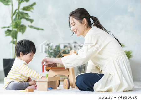 木のおもちゃで遊ぶ母子 木のおもちゃで遊ぶ母子 74996620