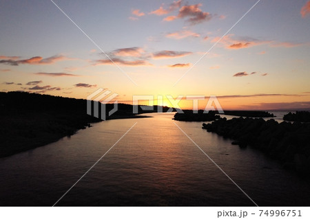 秋の富山湾 富山県入善町沿岸から見る夕日 秋の富山湾 富山県入善町沿岸から見る夕日 74996751