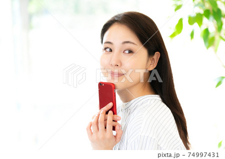スマホを見る若い女性 スマホを見る若い女性 74997431