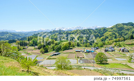 新緑の山村風景 74997561