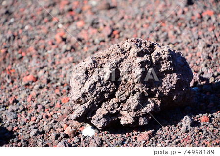 信仰の対象と芸術の源泉～富士山5合目の地表 74998189