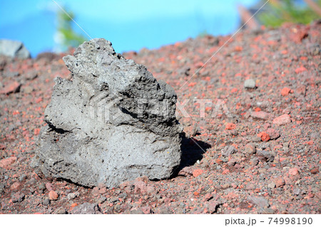 信仰の対象と芸術の源泉～富士山5合目の地表 74998190