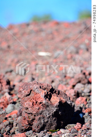 信仰の対象と芸術の源泉～富士山5合目の地表 74998283