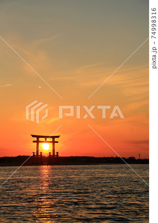 観光タワーに沈みゆく夕日 浜松市弁天島海浜公園 観光タワーに沈みゆく夕日 浜松市弁天島海浜公園 74998316