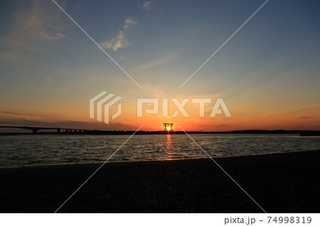 観光タワーに沈みゆく夕日　浜松市弁天島海浜公園 74998319