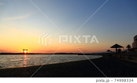 観光タワーに沈みゆく夕日　浜松市弁天島海浜公園 74998334