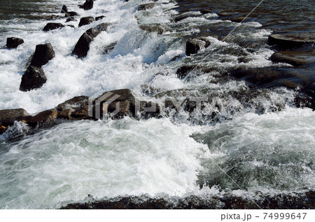 上流から下流へ川堰を豪快に通過する水流が見せる唯一無二の表情 … 島根県 安来市 飯梨川(晴れ) 上流から下流へ川堰を豪快に通過する水流が見せる唯一無二の表情 … 島根県 安来市 飯梨川(晴れ) 74999647