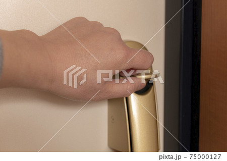 玄関の扉に鍵をかける 75000127