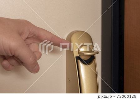 玄関の扉に鍵をかける 玄関の扉に鍵をかける 75000129