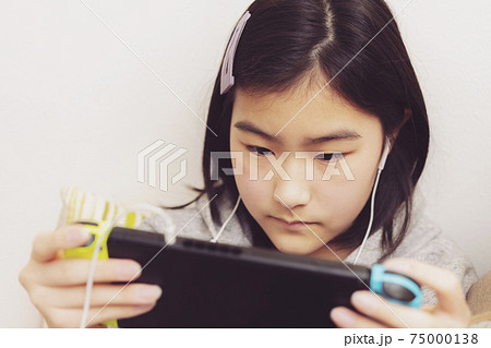 長時間ゲームにのめり込む小学生 75000138