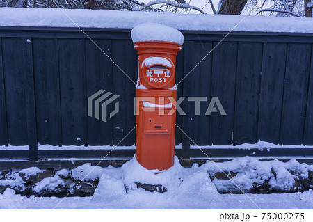 雪の角館の武家屋敷の黒塀と郵便ポスト 雪の角館の武家屋敷の黒塀と郵便ポスト 75000275