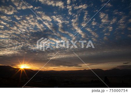 夕日が照らす蔵王連峰の稜線と上山の空 | 山形県上山市 75000754