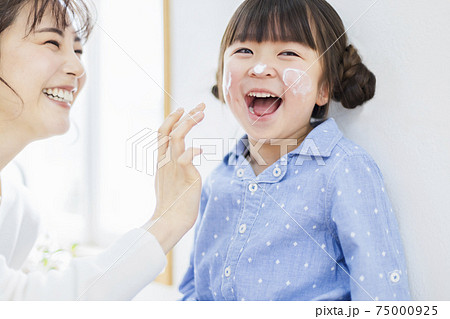 スキンケアをする親子 75000925