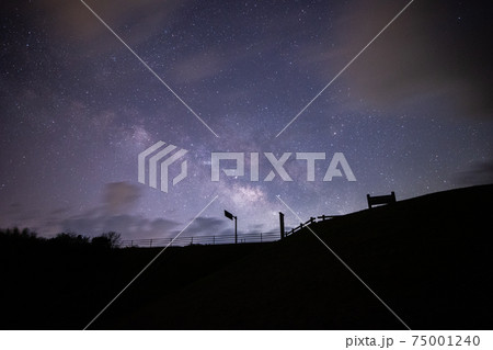 《山口県 角島》角島の星空と天の川 75001240