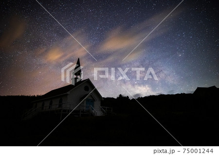 《山口県 角島》角島の星空と天の川と礼拝堂 《山口県 角島》角島の星空と天の川と礼拝堂 75001244