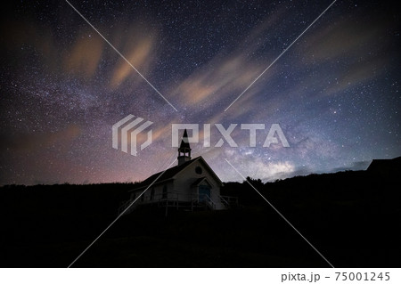 《山口県 角島》角島の星空と天の川と礼拝堂 75001245