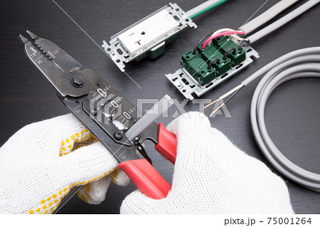 電気工事　ケーブルの絶縁被覆を剥ぎ取る作業 75001264