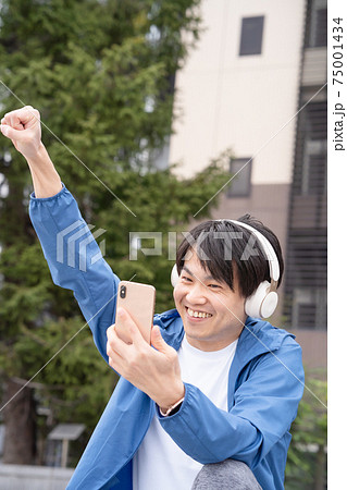音楽コンテンツを楽しむ男性のイメージ 75001434