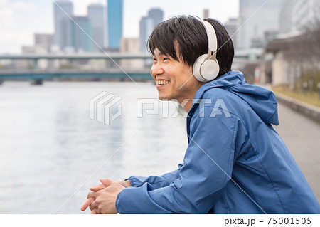 音楽コンテンツを楽しむ男性のイメージ 75001505