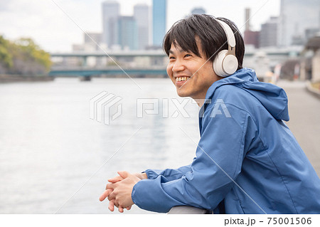 音楽コンテンツを楽しむ男性のイメージ 75001506