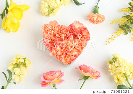 ミモザのあるフラワーアレンジ 75001521