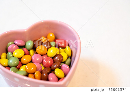 ハート型の器に入ったカラフルなチョコ 75001574