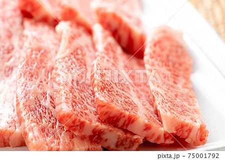 牛肉(焼肉用)。カルビの中で上級といわれる希少部位「三角バラ」。 牛肉(焼肉用)。カルビの中で上級といわれる希少部位「三角バラ」。 75001792
