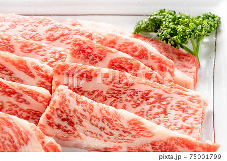 牛肉(焼肉用)。カルビの中で上級といわれる希少部位「三角バラ」。 75001799