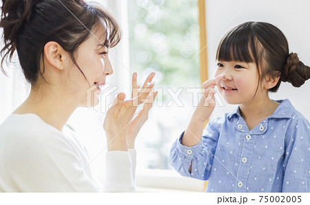 スキンケアをする親子 75002005