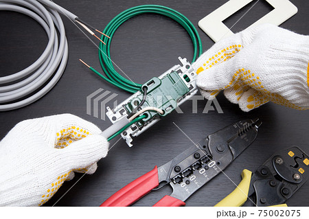 コンセントの増設工事イメージ アース線工事 接地工事 電気屋さんイメージ 電気工事イメージの写真素材 75002075 Pixta